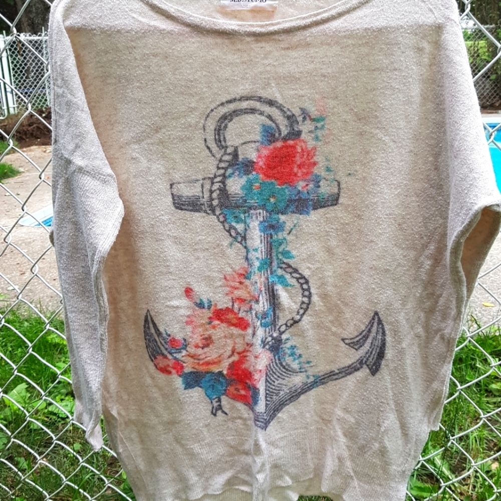 A wing long-sleeve top